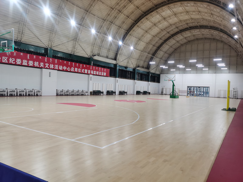 ราคาผู้ผลิตพื้นไม้กีฬาไม้จริงในโรงเรียนที่ปรับแต่งสี