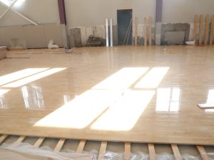 คุณสมบัติของพื้นไม้สนามบาสเกตบอลไม้เบิร์ช